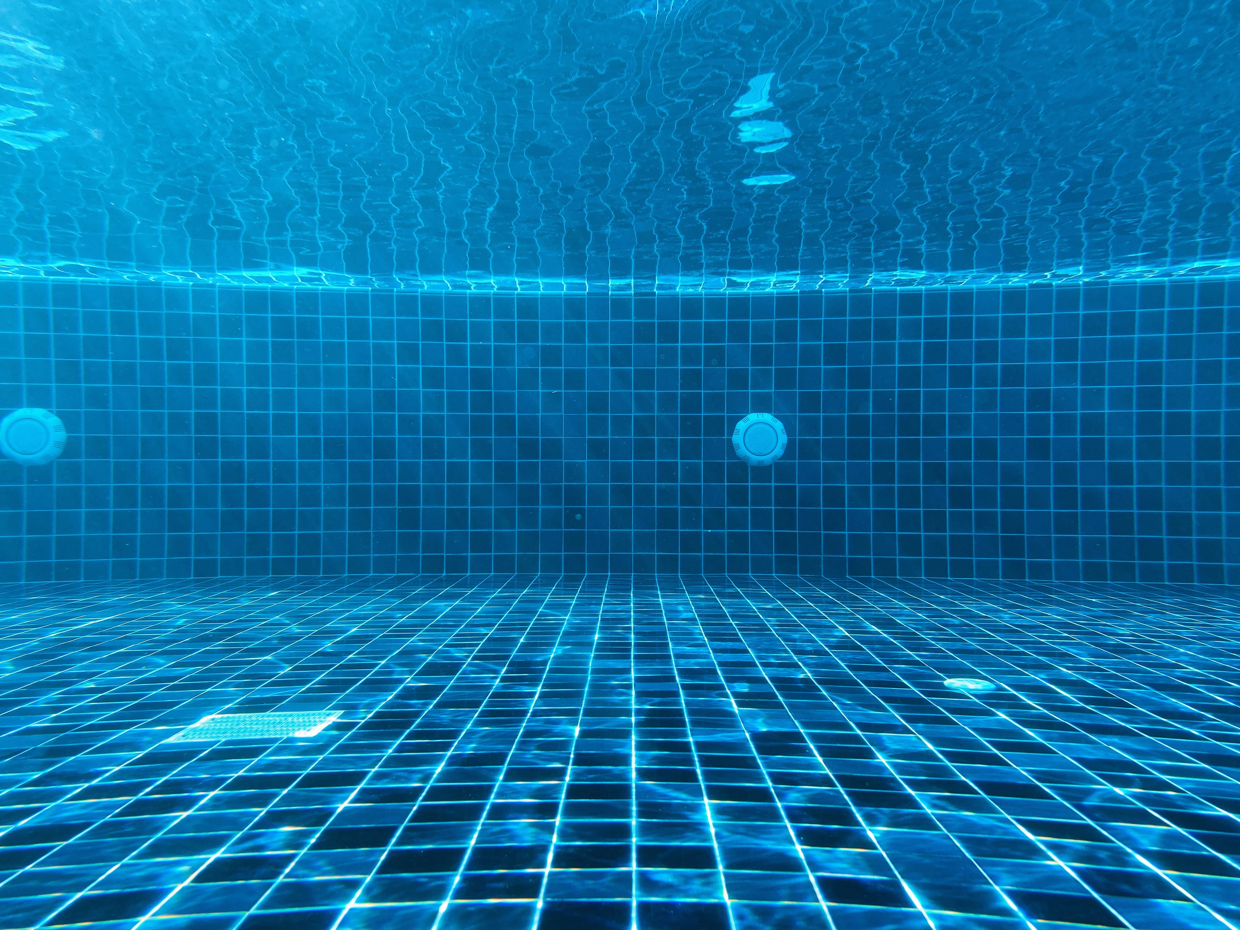 poolplatz.de-blog-stosschlorung schweimmbad unter wasser dunkel blaue fliessen