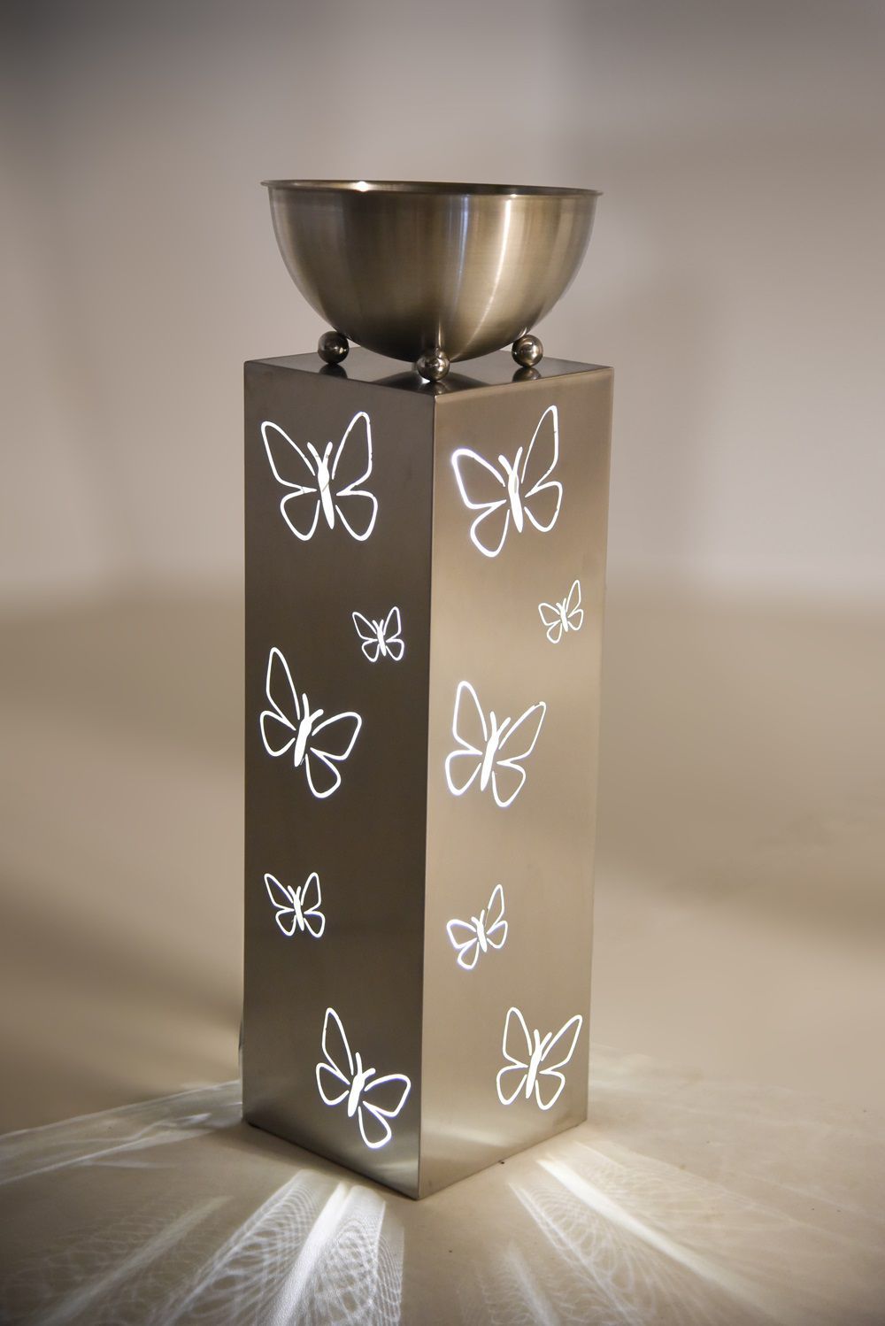 Dekosäule mit LED, Pflanzsäule Schmetterlinge, Metallsäule, Edelstahlsäule, 75,5 cm hoch HI-507455