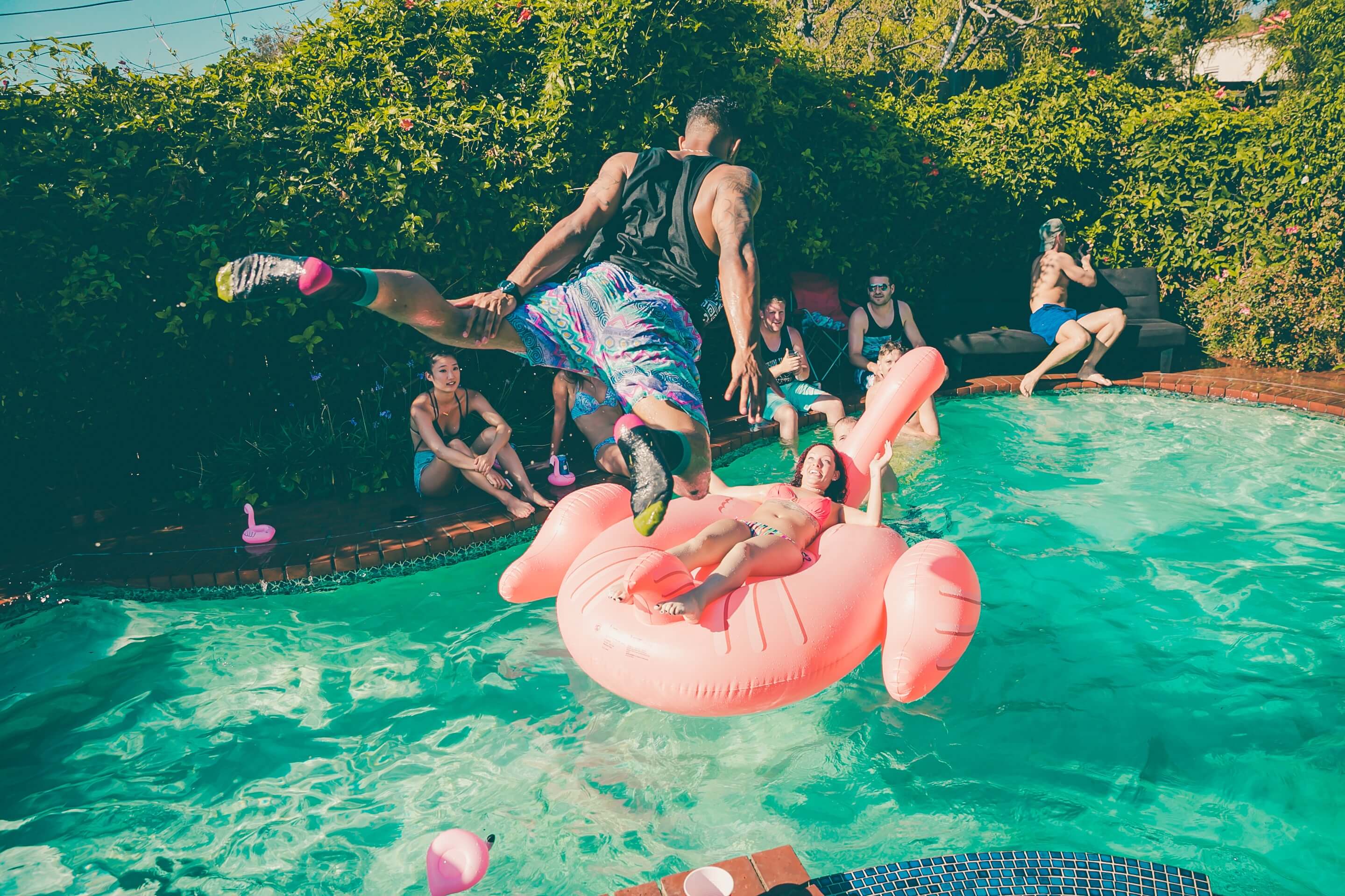 mann spring in den pool