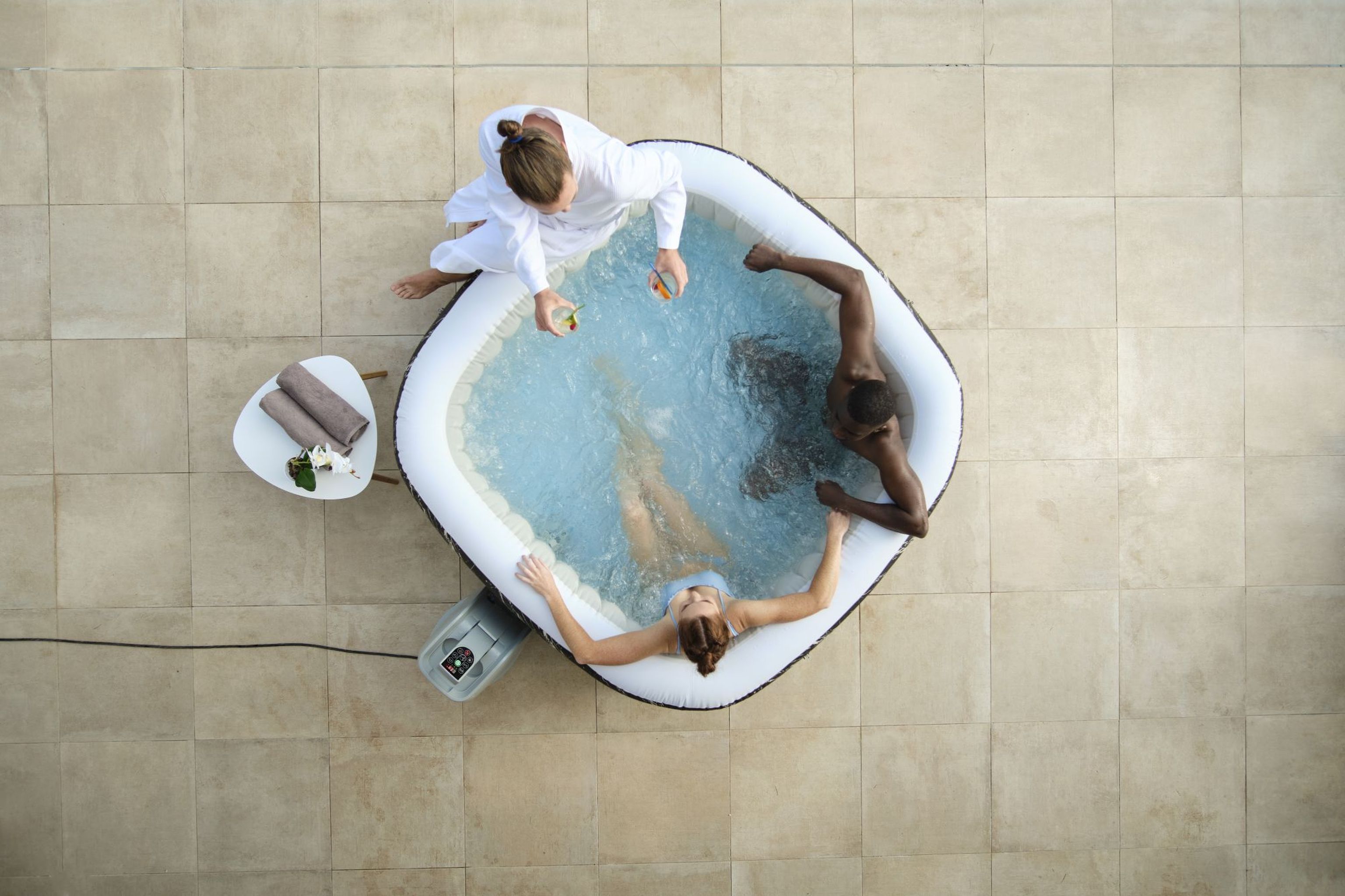 Bestway LAY-Z-SPA Hollywood AirJet LED-Whirlpool für 6 Personen